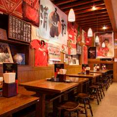 人々の熱い想いが刻まれた店内