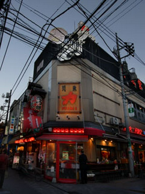 「浦和」駅西口より徒歩5分。