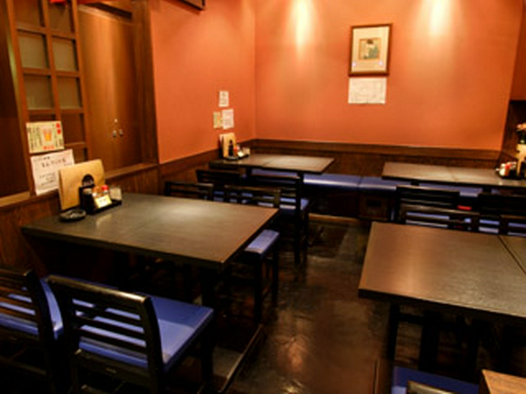 店内奥にはテーブル席もご用意しております。