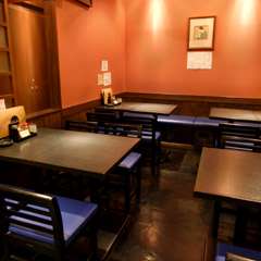 店内奥にはテーブル席もご用意しております。