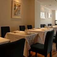 ゆったりとしたテーブル席、気兼ねなく楽しめる個室が揃う。店内は一見してフランス料理店を思わせる、空間造り・・。ここ港区芝にて、上質な素材を存分に使用した中華料理をじっくりと堪能してみたい。