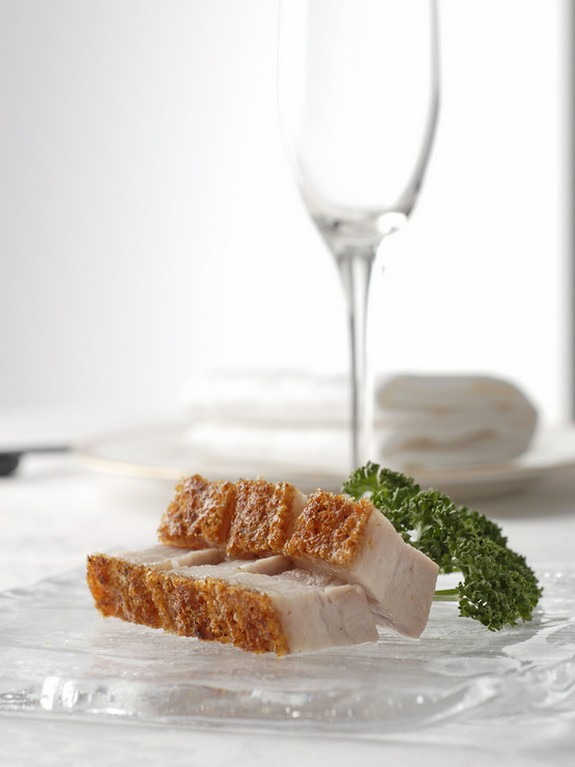 前菜として。“皮付き豚バラ肉のパリパリ焼き”