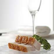 皮付き豚ばら肉を直火釜で焼き上げた一品。