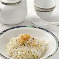 食後にはお茶もどうぞ。“干し貝柱と卵白のチャーハン”