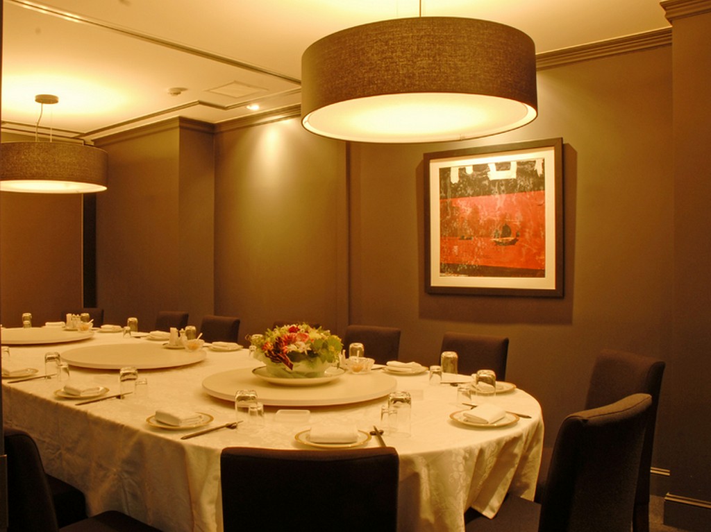 個室は最大24名まで。丸テーブルを囲んで楽める。