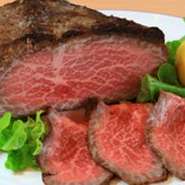 「牛肉の赤身でＡ５ランクの内ももの、特に霜降りが多い大ももという部位のみ使用。「伊萬里牛のローストビーフ」は脂身に程よい甘みがあるのが特徴。柔らかな食感をさわやかな自家製レモンのソースで召し上がれ。

