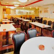 【中国台湾料理　味仙】は、1階と2階を合わせて全280席。個室は、パーティションを可動して8名様から50名様まで対応可能です。ご家族で、お友達と、会社の宴会等、お客様の用途に合わせて幅広くお使いください。
