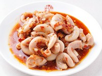 仔豚の子宮をボイル。前菜メニューとして人気があります。コリコリ触感に激辛な味わいがヤミツキに。