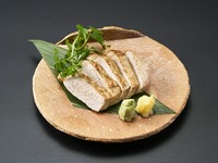 緑茶を食べて育った「栗駒高原カテキン豚」は、脂に甘みがあり、さっぱりとした後味が特徴です。上質な脂の旨味を閉じ込め、肉質は柔らかくジューシーに。宮城が誇るブランド豚をご堪監視ください。