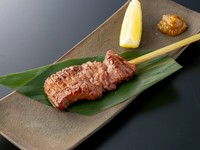 杜の都の名物を一本からお気軽に。自慢の備長炭でじっくり火を通した厚切り牛タンは、串焼きならではの手軽さで楽しめます。サクッとした歯応えと、噛むほどに溢れるジューシーな肉汁をご堪能ください。