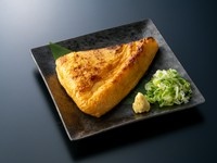 仙台で愛されるソウルフード「三角油揚げ」を当店自慢の備長炭で香ばしく焼き上げました。外はカリッと、中はふっくら。大豆の優しい甘みが口に広がります。宮城の素朴な味わいもお楽しみください。