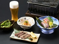 彩り豊かな晩酌セット。名物の牛タン炭火焼き、新鮮な御造りに、肴にぴったりの枝豆と小鉢。これだけ揃って、お好きなドリンクも一杯お選びいただけます。まずはこのセットで乾杯を。