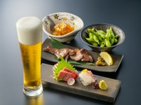 彩り豊かな晩酌セット。名物の牛タン炭火焼き、新鮮な御造りに、肴にぴったりの枝豆と小鉢。これだけ揃って、お好きなドリンクも一杯お選びいただけます。まずはこのセットで乾杯を。