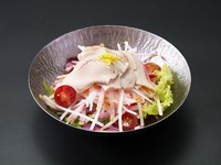 しっとり柔らかな「栗駒高原カテキン豚」の冷しゃぶと、歯ごたえの良い根菜の組み合わせが楽しい一皿。豚の甘みと野菜の旨味を繋ぎます。