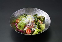 三陸の豊かな海が育んだ、色とりどりの海藻を贅沢に使ったサラダです。シャキシャキのわかめ、とさかのりなど、様々な食感と磯の香りが楽しめます。まずはこの一皿、三陸の海の恵みをご堪能ください。