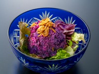 定番のポテトサラダを、希少な紫芋「シャドークイーン」を使用して色鮮やかに仕上げました。クリーミーな味わいの中に感じる、野菜本来の優しい甘み。当店の新しい名脇役です。