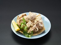 麹の優しい甘みと深い旨味が、宮城県産森林鶏の上品な味わいを引き立てます。衣はカリッと、肉はしっとりジューシーに。