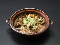 国産和牛のすじ肉を、地元名産の仙台味噌でとろとろになるまでじっくり煮込みました。口の中でほどける柔らかな牛すじと、コク深い味噌の味わいをご堪能ください。