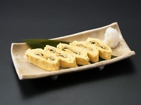 丁寧に焼き上げる、ふわふわのだし巻き玉子。その中心にふっくらと煮上げた三陸産の穴子を贅沢に巻き込みました。上品な出汁の香りが、穴子の豊かな風味を優しく包み込みます。熱々の味わいをご堪能ください。