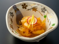 三陸で水揚げされた新鮮なメカジキをカラッと揚げ、彩り野菜と共に特製の南蛮酢に漬け込みました。さっぱりとした味わいは、炭火焼きの前の箸休めにぴったり。まずはこちらで、三陸の海の恵みをご堪能ください
