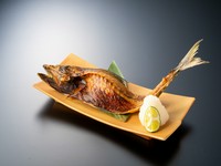 石巻港に揚がる数多の鯖の中でも、特に脂乗りが良い希少な「金華さば」を贅沢に開き干しに。凝縮された旨味を持つ一夜干しを備長炭でじっくりと焼き上げます。上質な脂がじゅわっと溢れ出す逸品です。