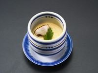 枝豆の王様と名高い、山形県産「だだちゃ豆」を使用。豆本来の濃厚な甘みが、なめらかな卵と上品な出汁に溶け込みます。他では味わえない、香り高い茶碗蒸しをご堪能ください。