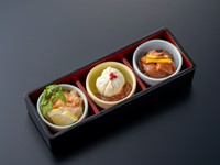 三陸・気仙沼産の新鮮なイカを熟成させた「いかの塩辛」、クリーミーな蔵王クリームチーズにカツオの旨みが凝縮された「カツオの酒盗」、磯の香りが豊かな「ホヤの塩辛」、珍味三種の奥深い味わいをご堪能ください。