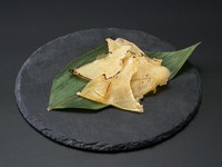 炭火の上でじっくりと炙ることで、エイヒレの香ばしい香りが立ち上ります。噛みしめるほどに凝縮された旨味と甘みがじゅわっと広がります。