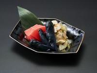 定番の浅漬けに加え、地元宮城の「仙台長茄子漬け」「蔵王大根菜」「宮城県産赤カブ漬け」をご用意。素朴ながらも奥深い、それぞれの土地で愛される味わいの違いをお楽しみください。