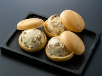 蔵王産の濃厚なクリームチーズと、秋田名物「いぶりがっこ」の燻製の香りと食感を、香ばしい最中の皮でサンドしました。