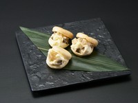 蔵王産の濃厚なクリームチーズと、秋田名物「いぶりがっこ」の燻製の香りと食感を、香ばしい最中の皮でサンドしました。
