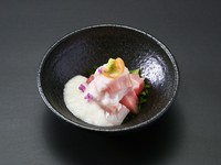 当店自慢の三陸の海の幸を、もっと手軽にお楽しみいただける一品。日替わりの新鮮な魚介と、風味豊かなとろろを合わせました。シンプルながらも、素材の良さが際立つ贅沢な味わいです。
