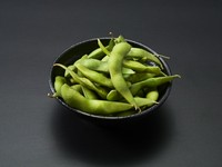 炭火焼きや海の幸を待つ間、まずは定番の枝豆で乾杯を。ふっくらと茹で上げた豆の豊かな風味と、絶妙な塩加減が食欲をそそります。