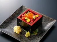 鮪の王様「本マグロ」を筆頭に、旬の魚介を彩り豊かに升へ盛り込みました。新鮮な海の幸がぎゅっと詰まった、贅沢な一品。海の恵みをご堪能ください。