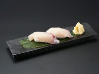 旨みが凝縮された、鰤の握り。全身に良質な脂を蓄え、とろけるような舌触りが特徴です。
※一貫～