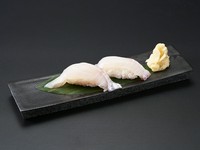 夏の到来を告げる、鱸の握り。旬を迎える鱸は、あっさりとしていながらも深い味わいが楽しめます。