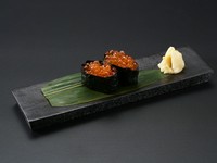口の中でプチプチと弾けるたびに、濃厚な旨みと甘みが広がります。和食の奥深さを感じさせる一貫です。
※一貫～