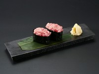 脂の乗ったマグロの旨みが凝縮されたねぎとろは、まさに口の中でとろけるような逸品です。
※一貫～