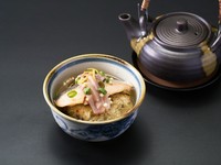 当店自慢の創作茶漬け。炭火で焼いた唐辛子味噌おにぎりに、三陸の銀鮭、気仙沼の塩辛を添えました。個性豊かな地元の幸が、ピリ辛の特製出汁の中で見事に調和します。これぞ仙台彩旬が贈る、〆の最高傑作です。