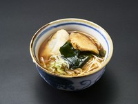 炭火焼きや海の幸を堪能した後の〆には、胃に優しい宮城名物「白石温麺」をどうぞ。
油を使わず作られる短い麺は、つるりとした喉越しが特徴です。温かい出汁が、心と身体にじんわりと染み渡る〆に最適な一杯です。