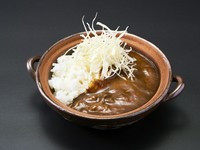 じっくり煮込んだ牛肉と野菜の自然な甘みを引き出した本格派ビーフカレーです。アパホテル発祥の地である石川県の金沢カレーがベースとなっており、キャベツを乗せることが特徴です。