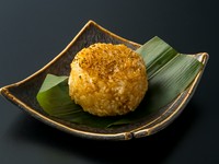 三陸の海の幸や炭火焼きを堪能した後に、醤油の香ばしい香りがたまりません。国産米をふっくらと炊き上げ、特製の醤油を塗りながら炭火で焼き上げました。〆の一品としてはもちろん、お酒の肴としてもおすすめです。