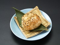 三陸の海の幸や炭火焼きを堪能した後に、醤油の香ばしい香りがたまりません。国産米をふっくらと炊き上げ、特製の醤油を塗りながら炭火で焼き上げました。〆の一品としてはもちろん、お酒の肴としてもおすすめです。
