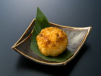 お食事の〆に、ピリリとした刺激がたまらない一品を。特製の唐辛子味噌をたっぷりと塗り、備長炭で香ばしく焼き上げました。味噌のコクと唐辛子の辛味が、お米の甘みを引き立てます。