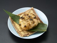 お食事の〆に、ピリリとした刺激がたまらない一品を。特製の唐辛子味噌をたっぷりと塗り、備長炭で香ばしく焼き上げました。味噌のコクと唐辛子の辛味が、お米の甘みを引き立てます。
