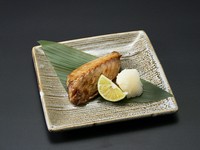石巻港に揚がる数多の鯖の中でも、特に脂乗りが良い希少な「金華さば」を贅沢に開き干しに。凝縮された旨味を持つ一夜干しを備長炭でじっくりと焼き上げます。上質な脂がじゅわっと溢れ出す逸品です。