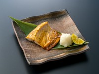 石巻港に揚がる数多の鯖の中でも、特に脂乗りが良い希少な「金華さば」を贅沢に開き干しに。凝縮された旨味を持つ一夜干しを備長炭でじっくりと焼き上げます。上質な脂がじゅわっと溢れ出す逸品です。