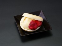 香ばしい最中の皮と、なめらかなバニラアイス、そして地元宮城が誇る「仙台いちご」のフレッシュな味わいが絶妙に調和します。最後の〆まで、宮城の味をご堪能ください。