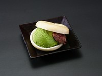 ひんやりとした抹茶アイスのほろ苦さと、上品なあずきの甘みが、お口の中をさっぱりとさせます。お食事の最後の余韻を、すっきりと締めくくるデザートです。