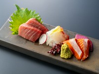その日一番美味しい旬の魚介を三種盛り合わせでご用意いたします。